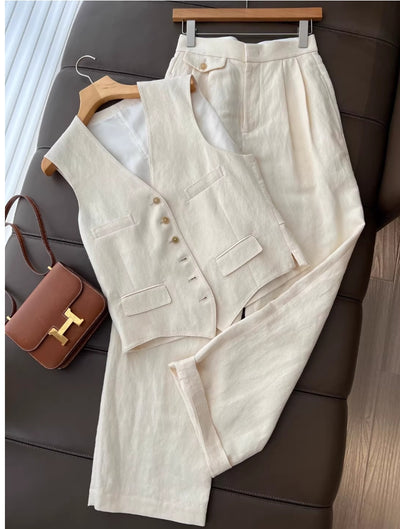 Damenweste und Hose mit weitem Bein